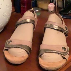 Rockport (Cobb Hill) women’s sandal.